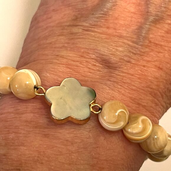 Mother of Pearl with MOP Flower Focal Stretch Bracelet - Picture 2 of 4